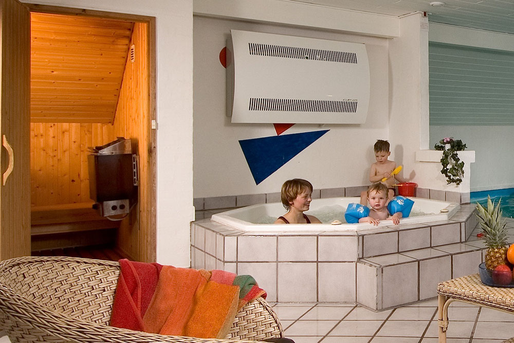 Nyt varmen i boblebadet i luksushus nr. 165 i Sydjylland