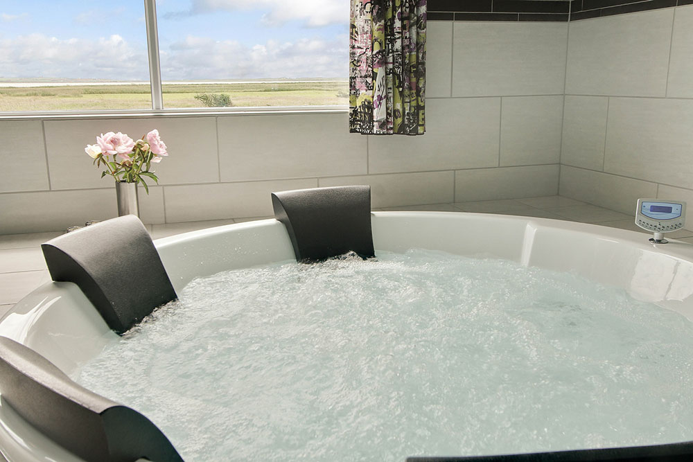Nyt varmen i boblebadet i luksushus nr. 293 i Vestjylland