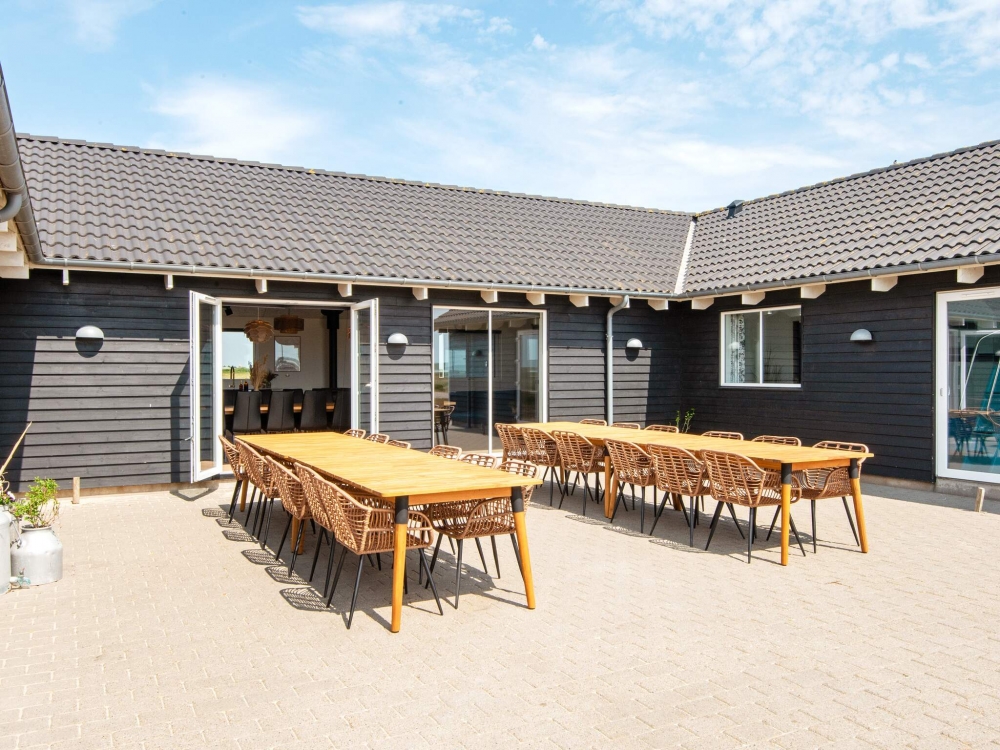 Luksushus nr. 293 har en deilig terrasse med gode hagemøbler til 22 personer.