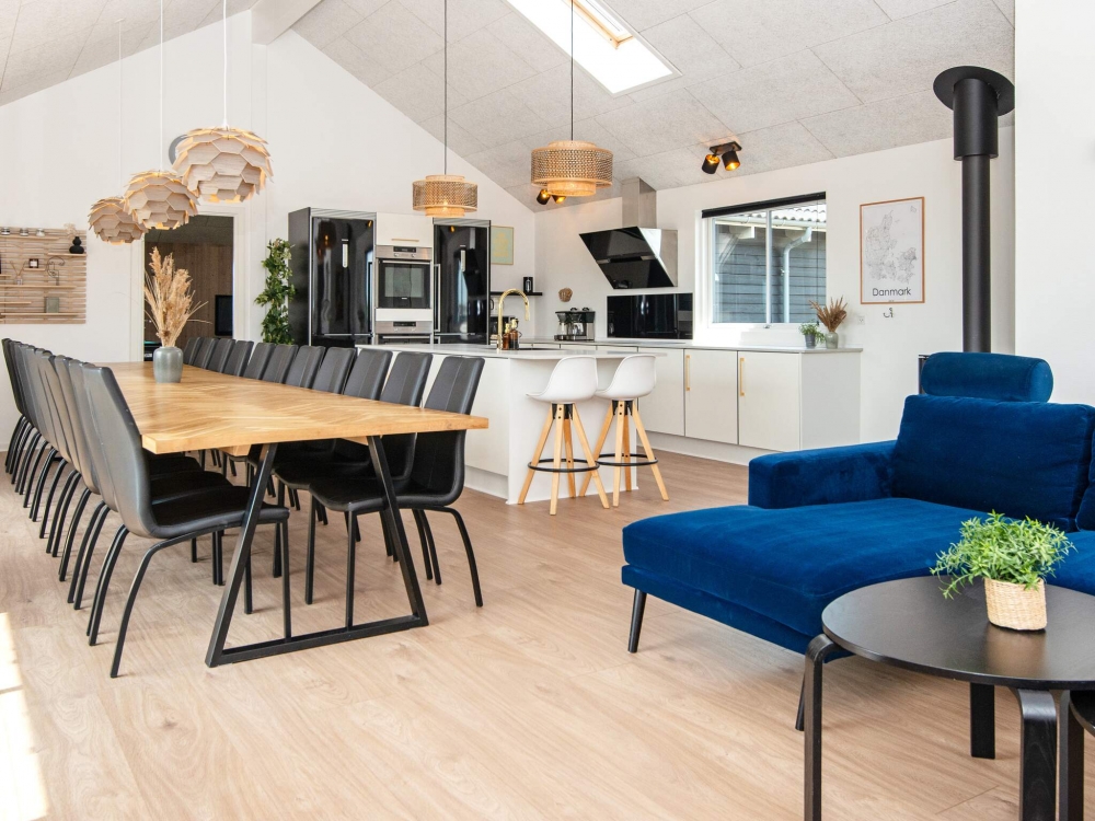 Det er plass til 22 personer i det store lyse oppholdsrommet i luksushus nr. 293.