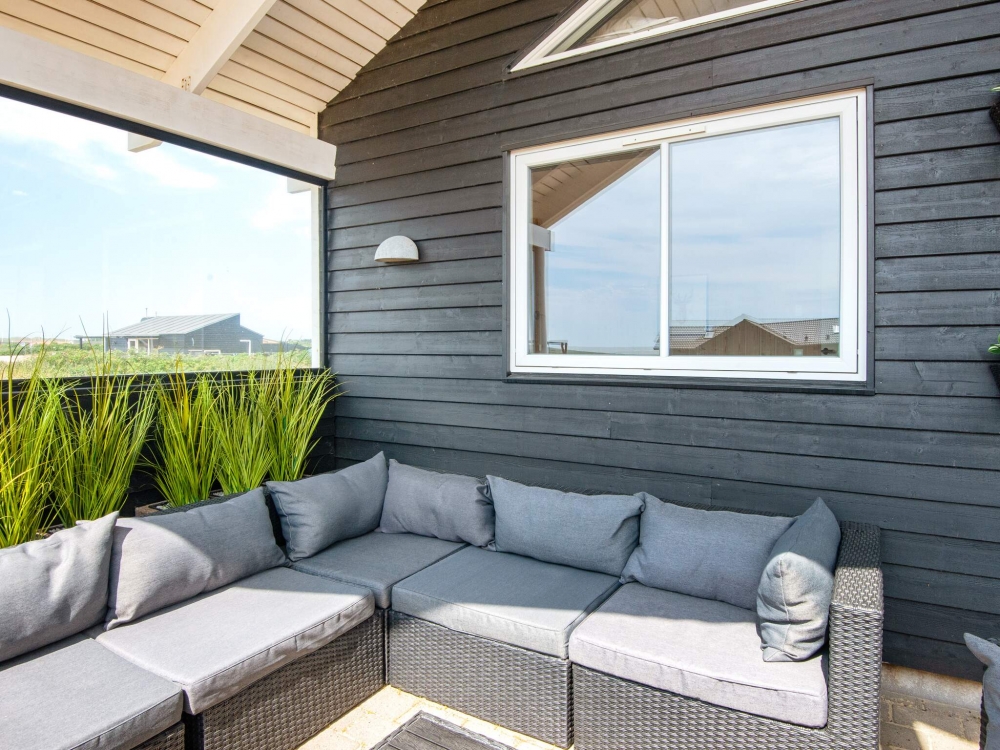 Nyt en grillkveld på terrassen i luksushus nr. 293 i Vestjylland