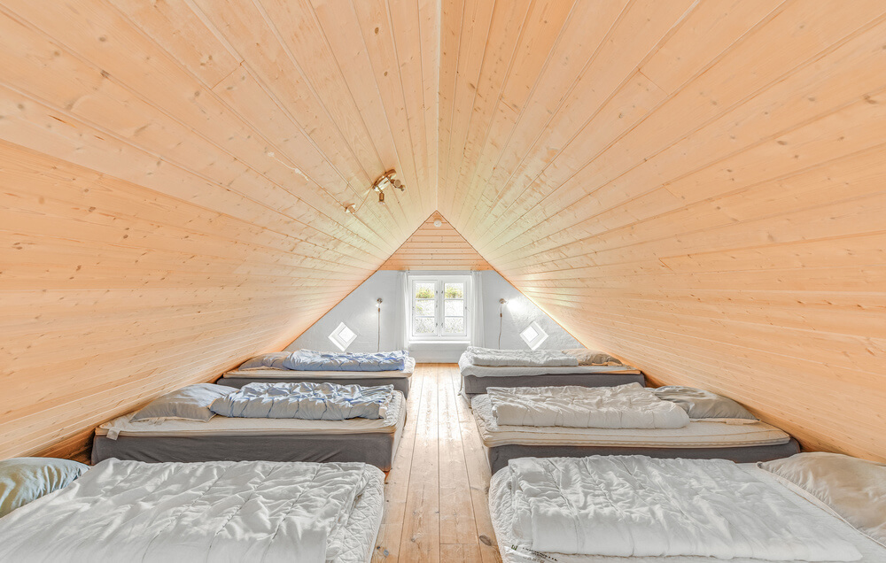 Noen av de 22 soveplassene i luksushus nr. 145 finnes på hems