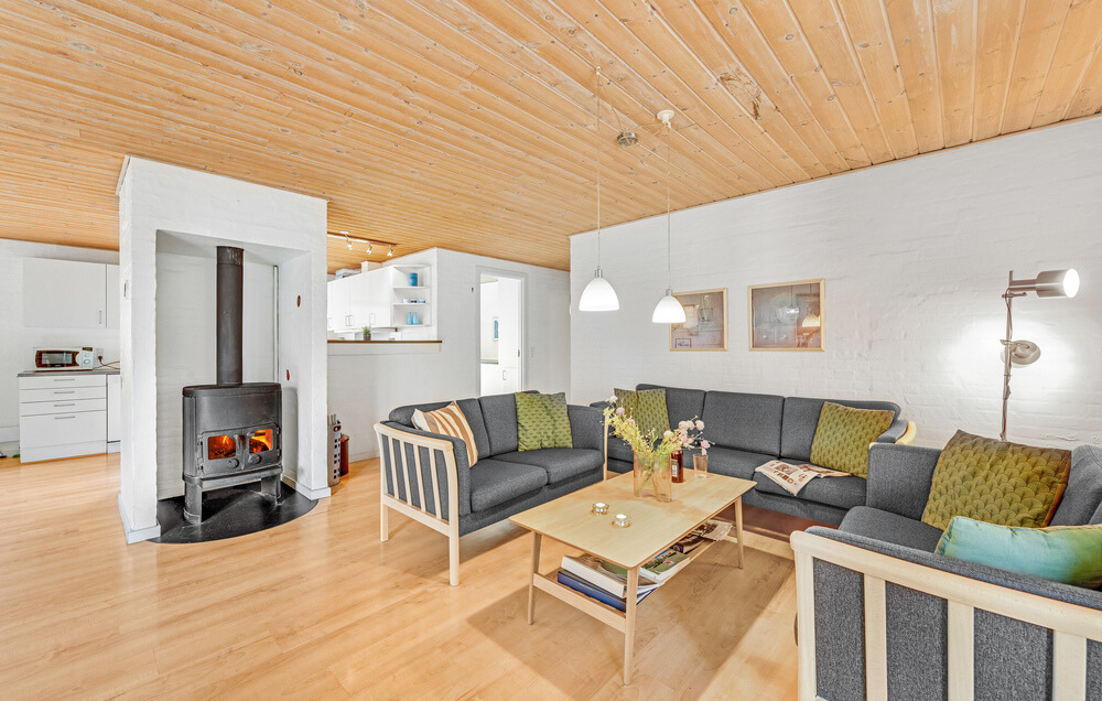 Det er god plass til hygge i feriehusets sofagruppe under oppholdet i luksushus nr. 145