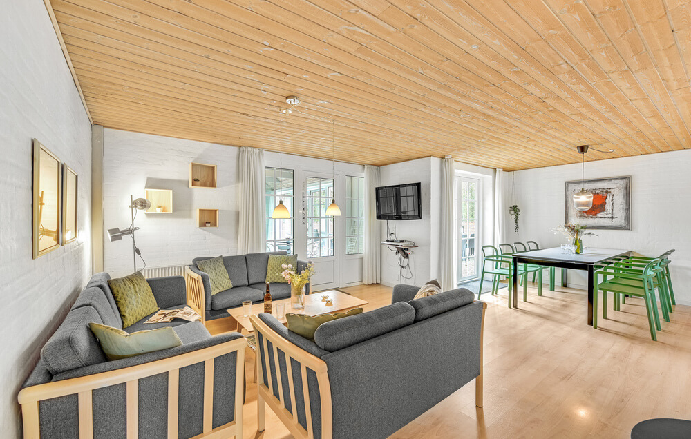 Sofaen i luksushus nr. 145 i Vestjylland er perfekt for å hygge seg med et brettspill eller se en film sammen.
