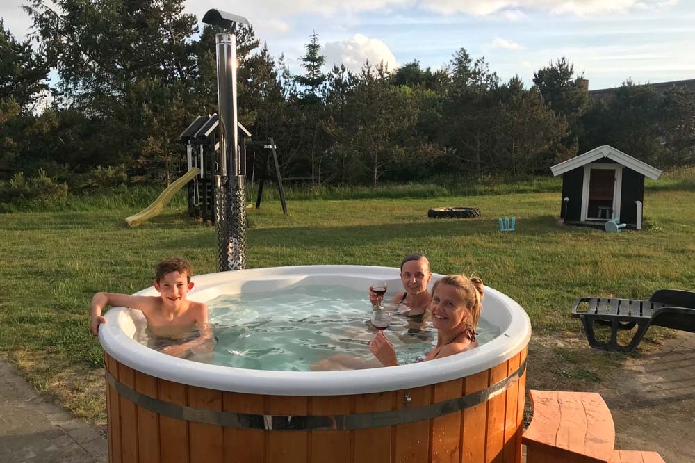 I det attraktive feriehuset nr. 168 i Vestjylland finnes det mengder av utendørsaktiviteter, som leketårn og huskestativ.