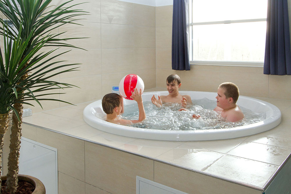 Nyt varmen i boblebadet i luksushus nr. 283 i Vestjylland