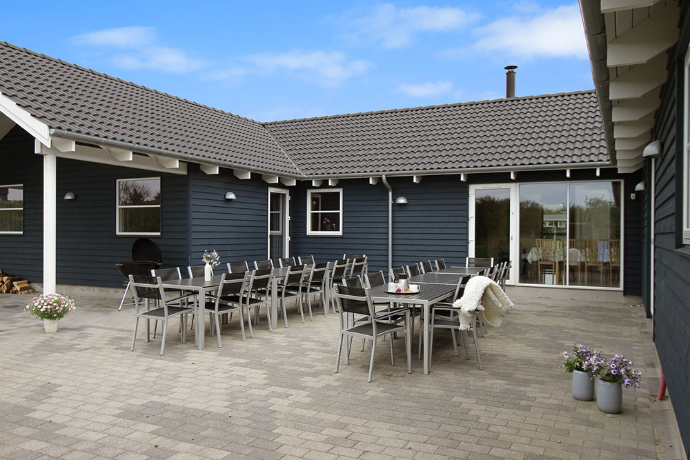 Nyt en grillkveld på terrassen i luksushus nr. 283 i Vestjylland