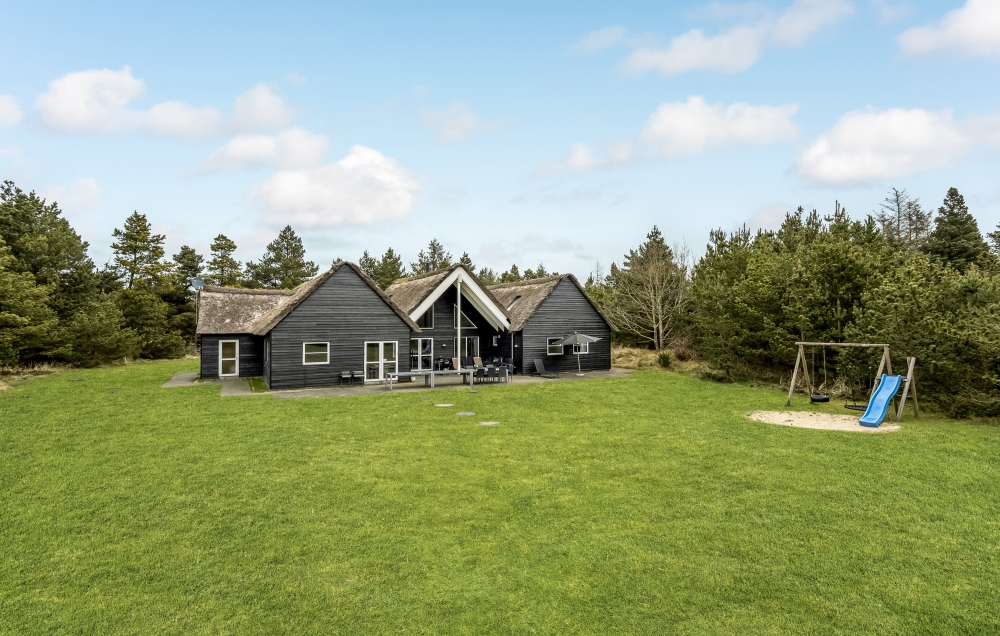 Stort, luksuriøst sommerhus med basseng og plass til 24 personer i den populære feriebyen Blåvand.
