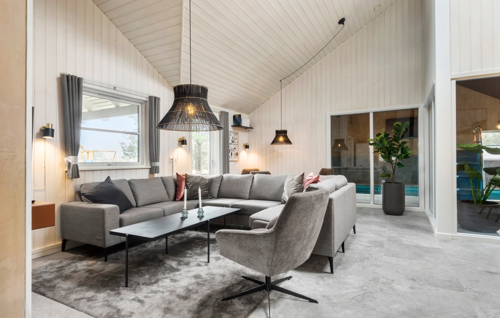 Sofaen i luksushus nr. 167 i Vestjylland er perfekt for å hygge seg med et brettspill eller se en film sammen.