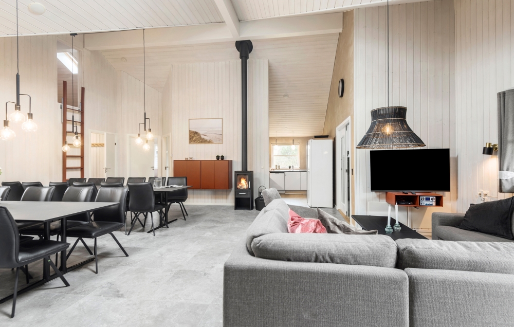 Det er plass til 24 personer i det store lyse oppholdsrommet i luksushus nr. 167.