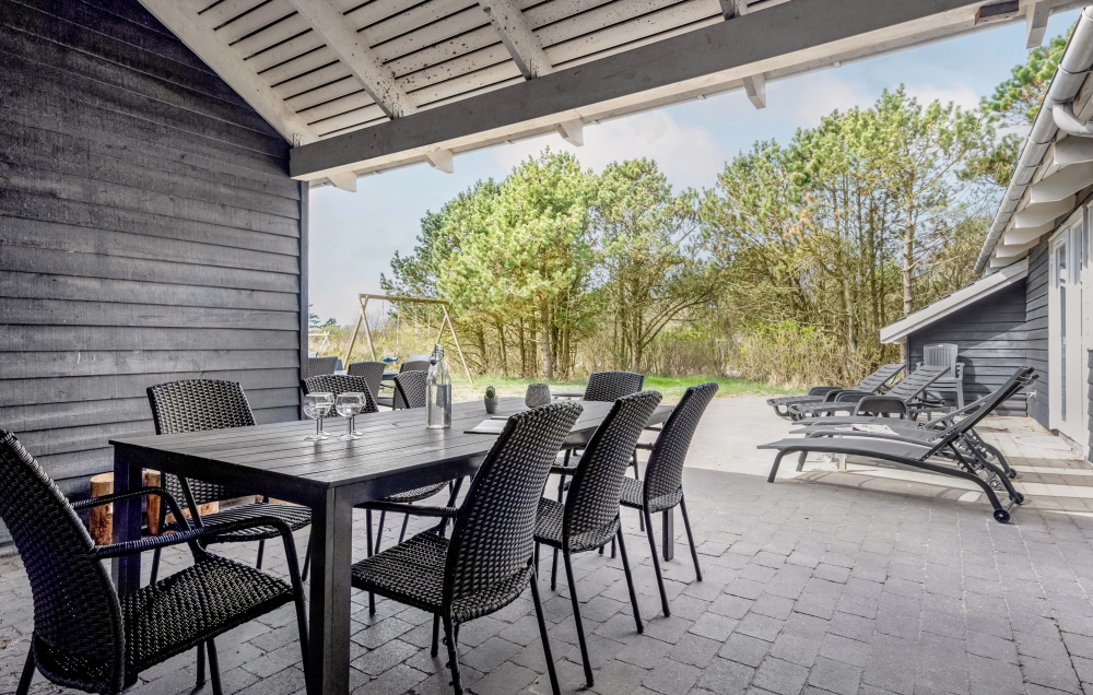 Nyt en grillkveld på terrassen i luksushus nr. 167 i Vestjylland
