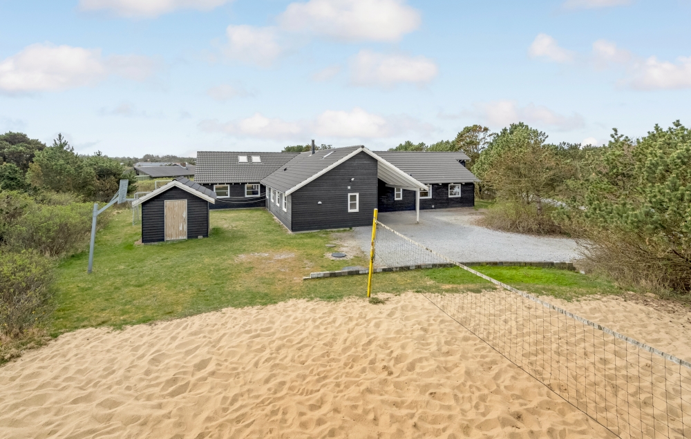 I det attraktive feriehuset nr. 167 i Vestjylland finnes det mengder av utendørsaktiviteter, som leketårn og huskestativ.