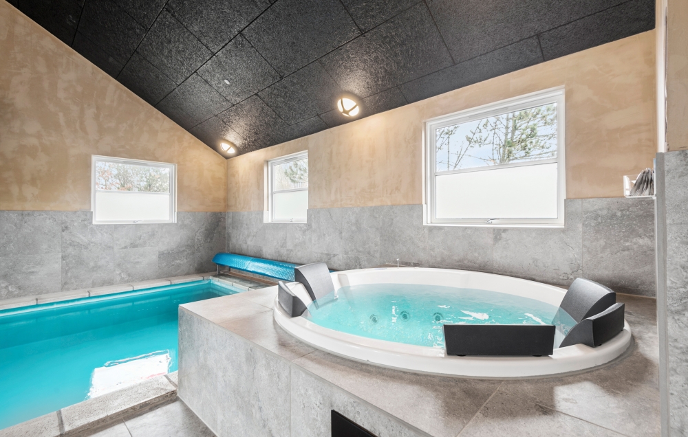 Nyt varmen i boblebadet i luksushus nr. 167 i Vestjylland