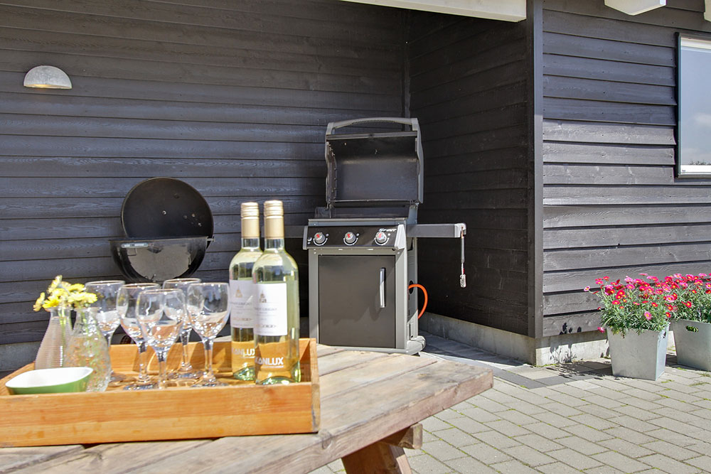 Nyt en grillkveld på terrassen i luksushus nr. 176 i Vestjylland