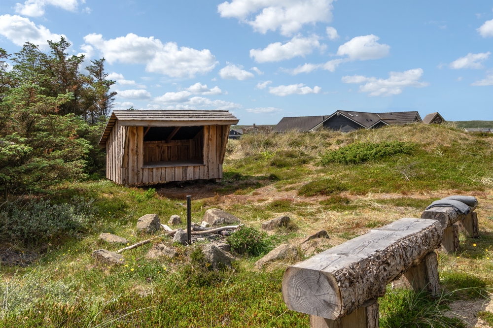 I det attraktive feriehuset nr. 176 i Vestjylland finnes det mengder av utendørsaktiviteter, som leketårn og huskestativ.