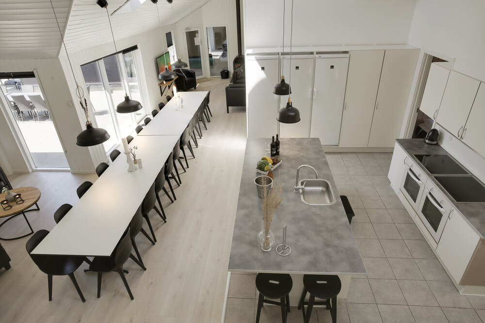 Det er plass til 26 personer i det store lyse oppholdsrommet i luksushus nr. 207.