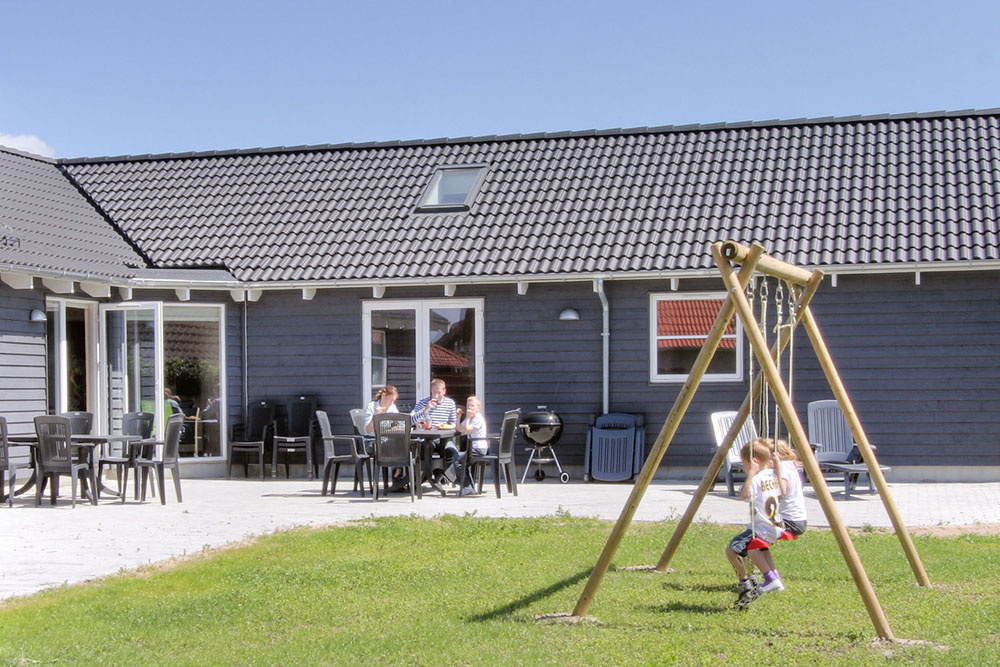 Luksushus nr. 221 har en deilig terrasse med gode hagemøbler til 16 personer.