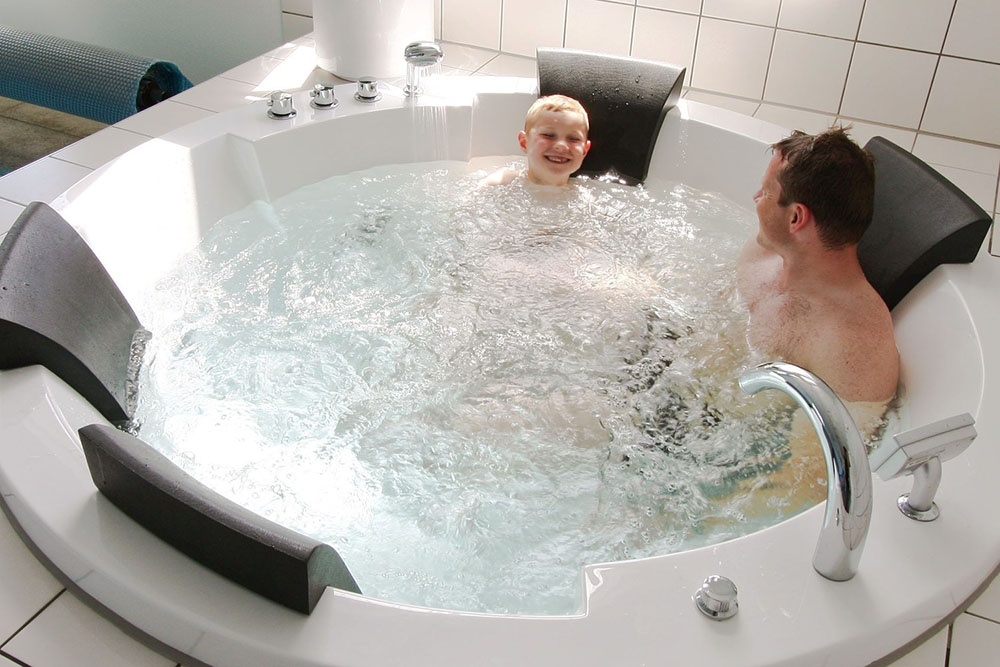 Nyt varmen i boblebadet i luksushus nr. 220 i Fyn og øyer