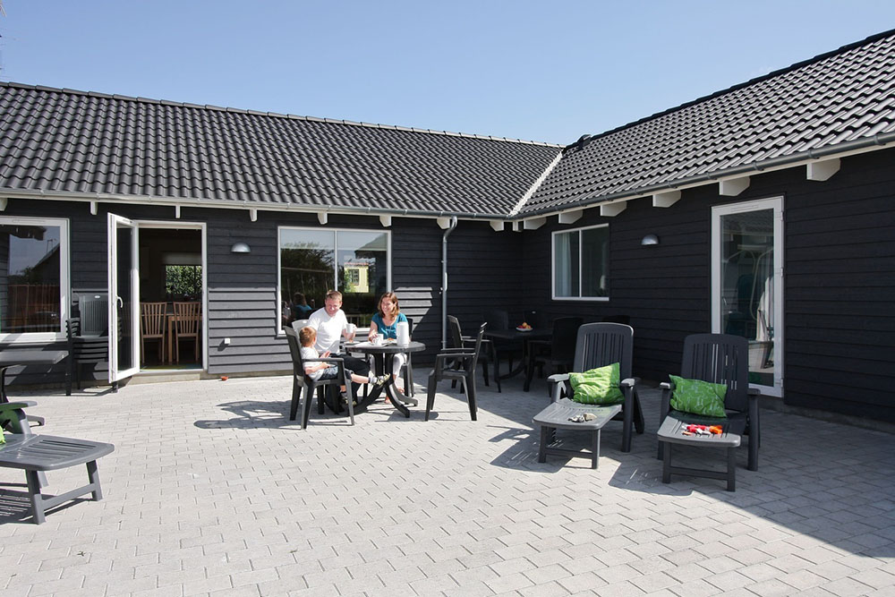 Luksushus nr. 220 har en deilig terrasse med gode hagemøbler til 20 personer.