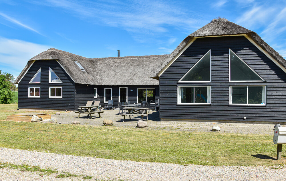 Hvis du ønsker et ferieopphold i et luksussommerhus med både sandvolleyball og minigolf, da er dette huset i Fjand perfekt\r\n