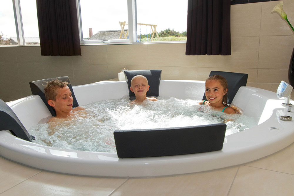 Nyt varmen i boblebadet i luksushus nr. 292 i Vestjylland