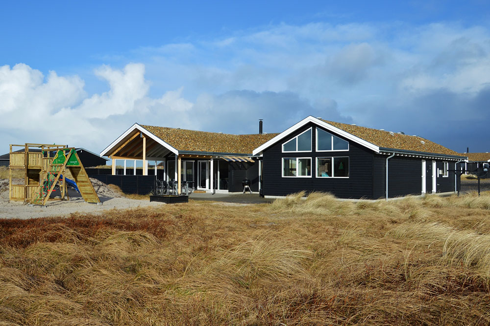 Denne fantastiske og luksuriøse ferieboligen nær Søndervig strand har eget badeland og aktivitetsrom, og blir en feriesuksess uansett vær og årstid\r\n