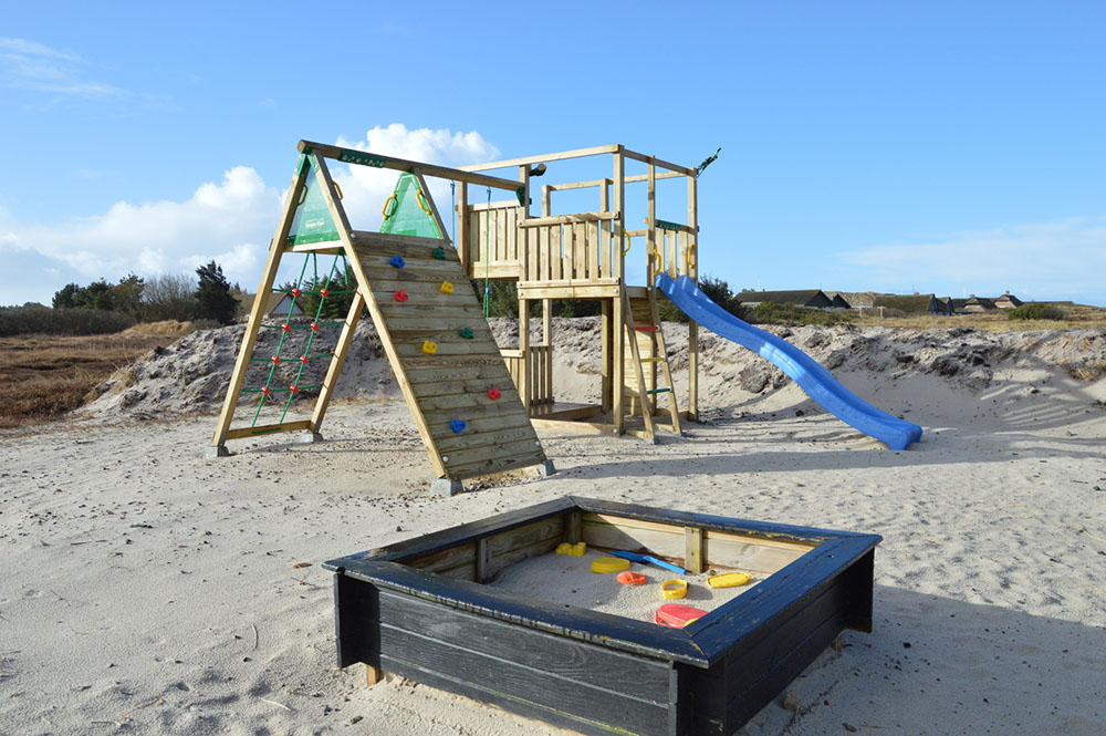 I det attraktive feriehuset nr. 292 i Vestjylland finnes det mengder av utendørsaktiviteter, som leketårn og huskestativ.