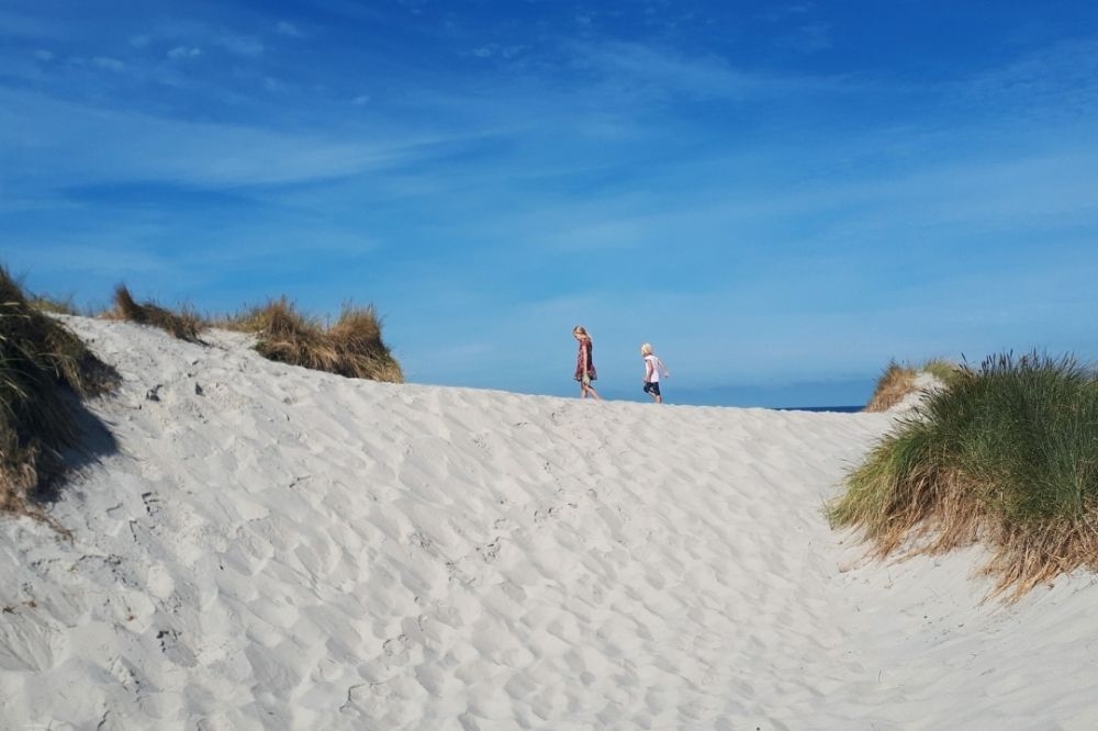Stranden nær luksushus nr. 292 i Vestjylland er ideell til gåturer.