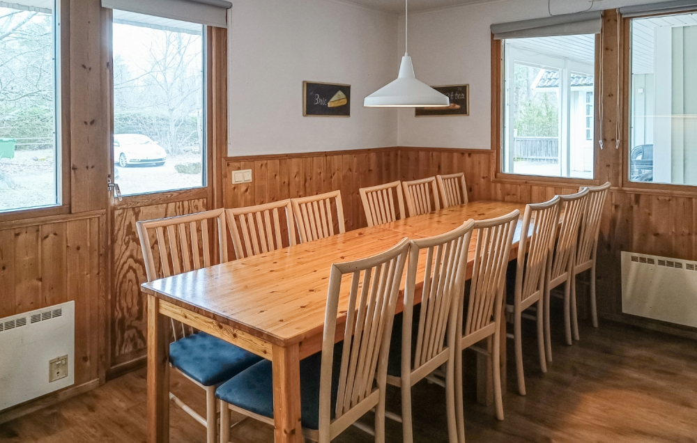 Det er plass til 12 personer i det store lyse oppholdsrommet i luksushus nr. 126.