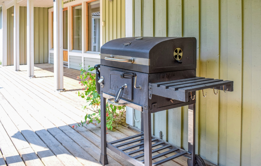 Nyt en grillkveld på terrassen i luksushus nr. 126 i Sverige