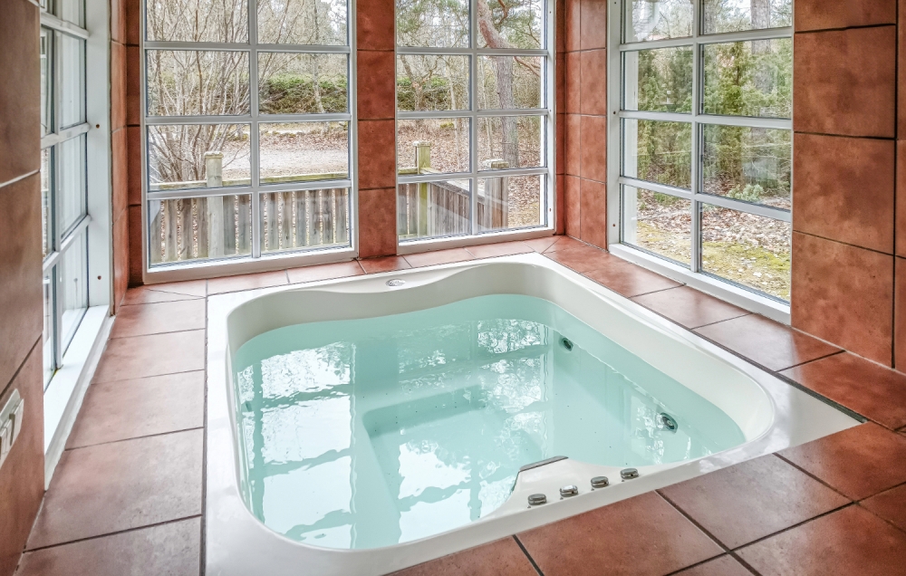 Nyt varmen i boblebadet i luksushus nr. 126 i Sverige