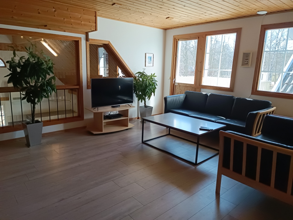 Det er plass til 12 personer i det store lyse oppholdsrommet i luksushus nr. 127.