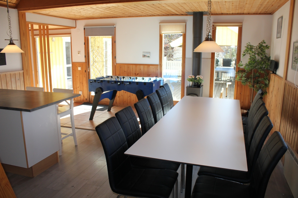 Oppholdsrom med plass til 12 i luksushus nr. 127.