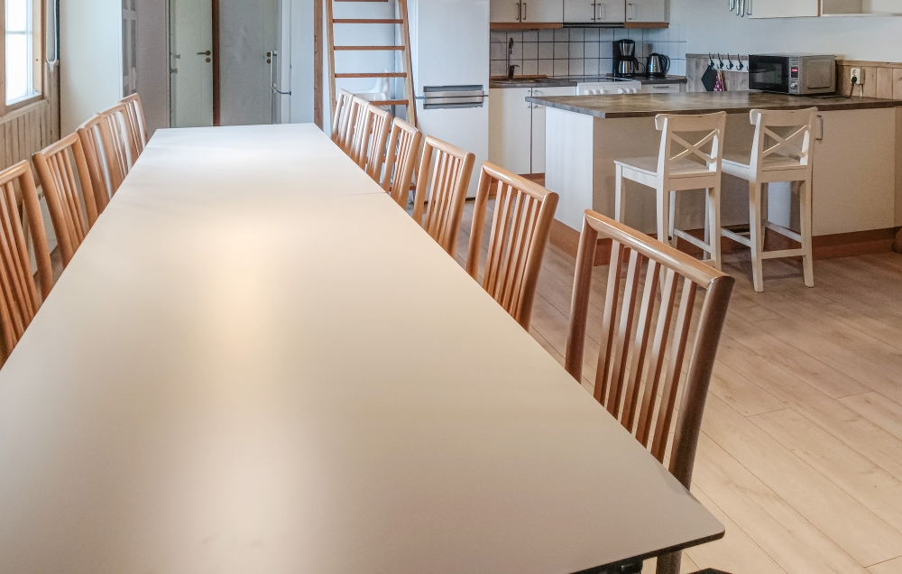 Det er plass til 18 personer i det store lyse oppholdsrommet i luksushus nr. 84.