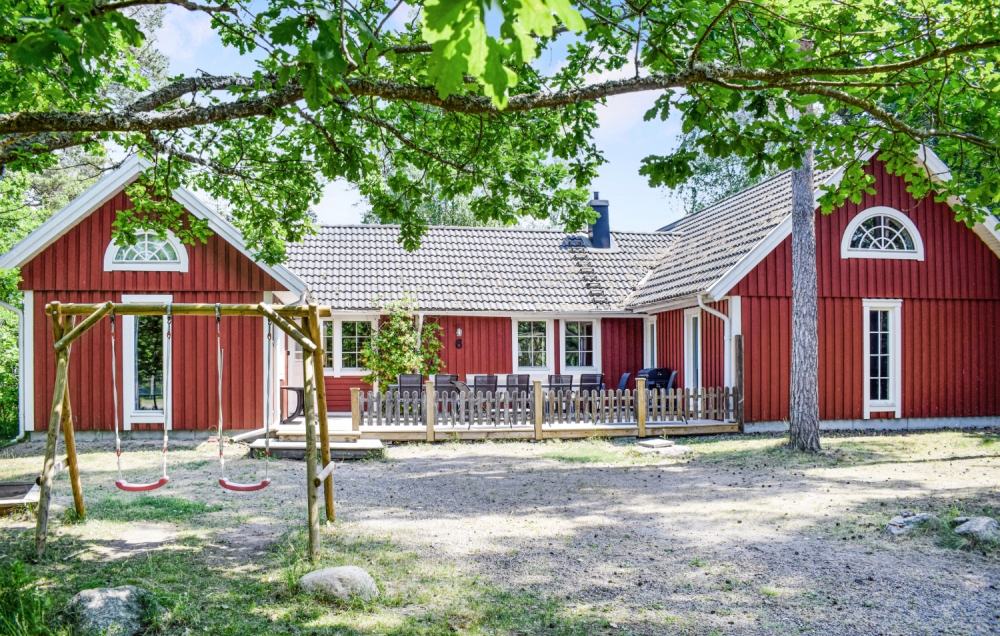Dette lekre huset med svømmebasseng, nr. 84, med plass til 18 personer, ligger i Sverige