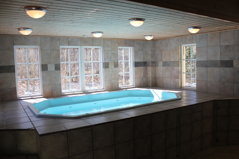Nyt varmen i boblebadet i luksushus nr. 78 i Sverige