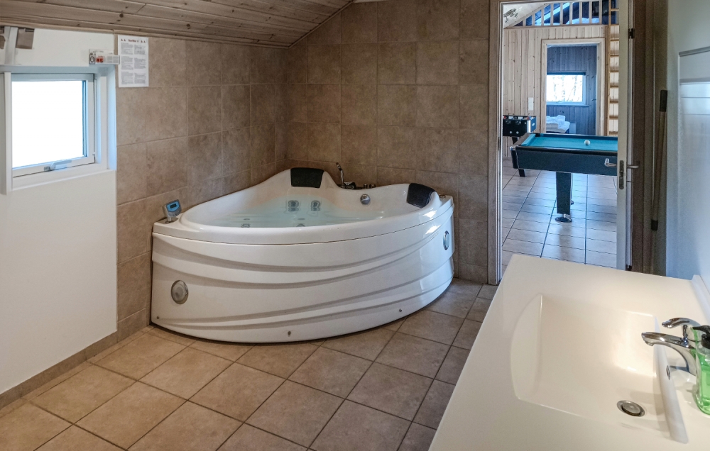 Nyt varmen i boblebadet i luksushus nr. 244 i Sverige