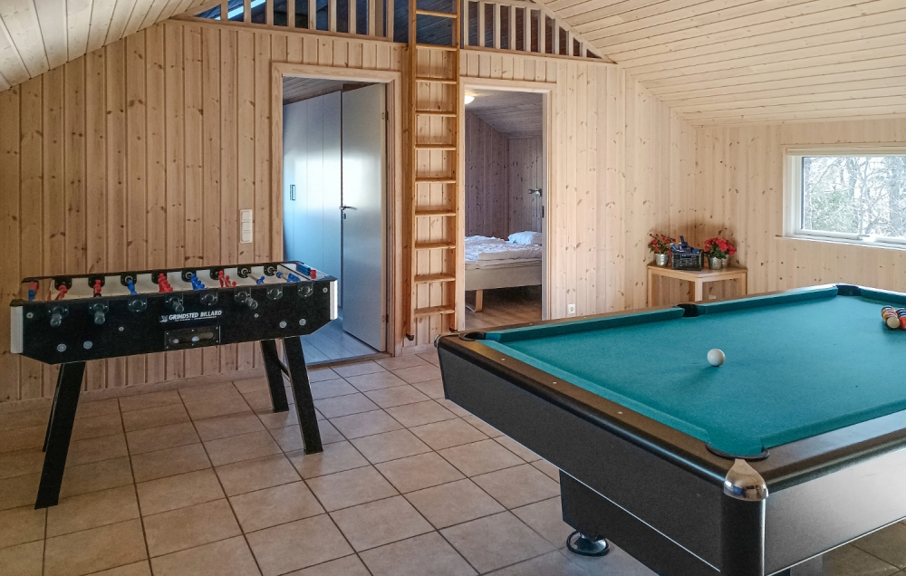 I tillegg til alle aktivitetsmulighetene i husets bassengavdeling, kan du også spille biljard, bordtennis og dart i luksushus nr. 244