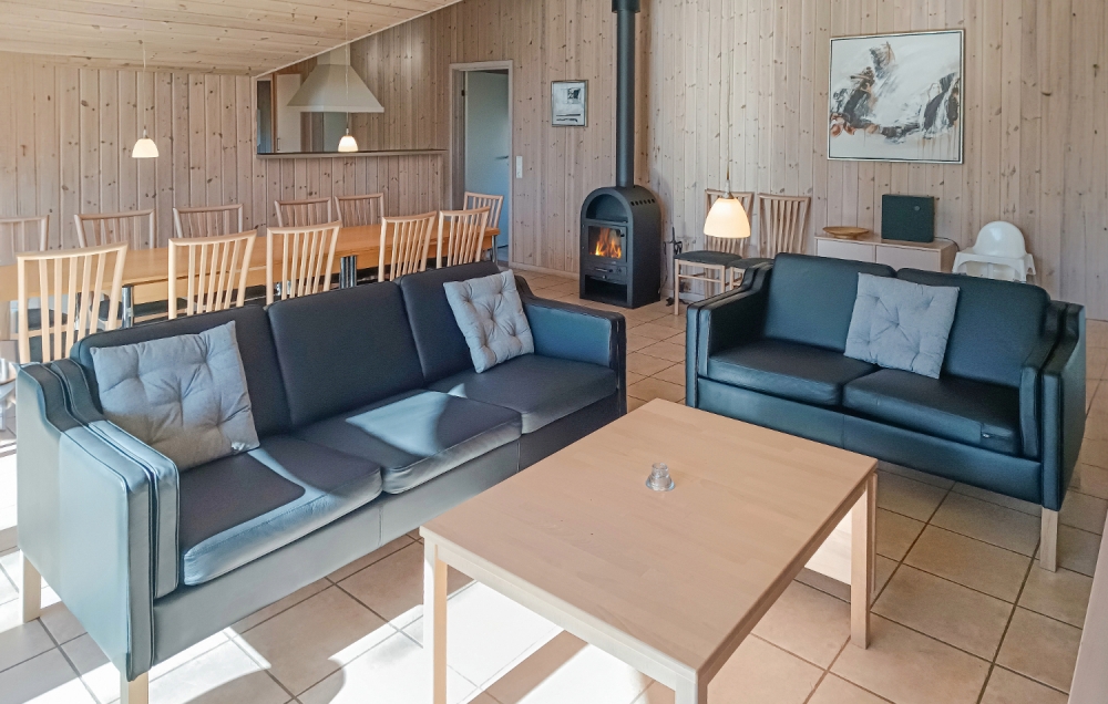 Sofaen i luksushus nr. 244 i Sverige er perfekt for å hygge seg med et brettspill eller se en film sammen.