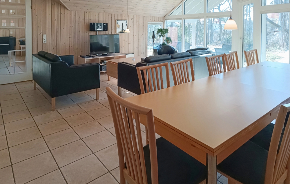 Det er plass til 14 personer i det store lyse oppholdsrommet i luksushus nr. 244.