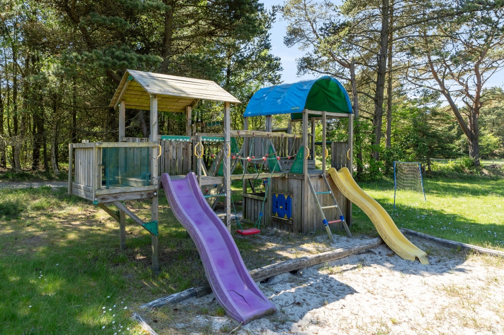 I det attraktive feriehuset nr. 261 i Vestjylland finnes det mengder av utendørsaktiviteter, som leketårn og huskestativ.