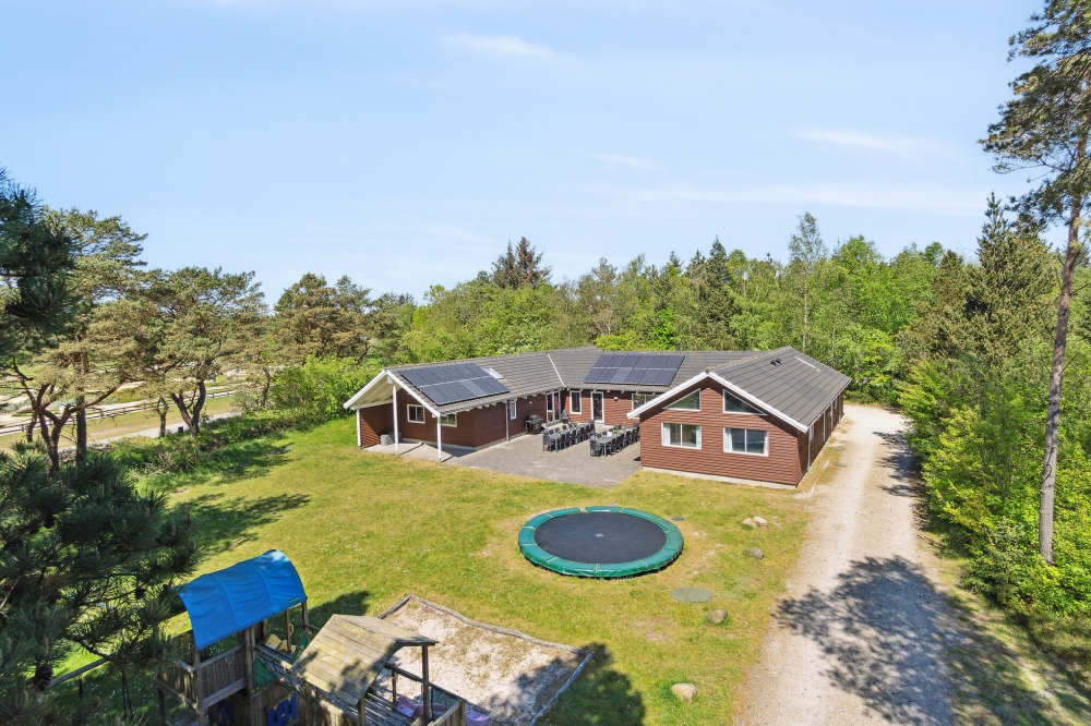 Dette lekre huset med svømmebasseng, nr. 261, med plass til 24 personer, ligger i Vestjylland