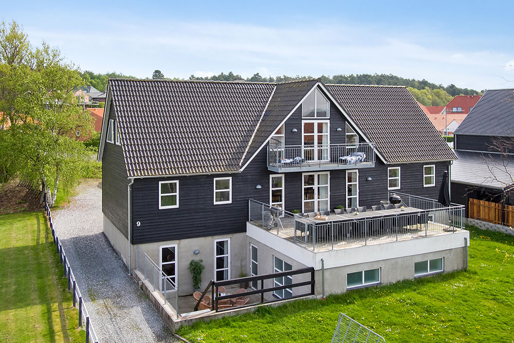 Dette eksklusive sommerhuset i populære Ebeltoft har plass til 24 personer, og det har basseng og mange andre aktivitetsmuligheter

