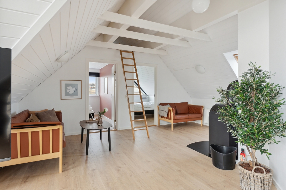 Sofaen i luksushus nr. 148 i Østjylland er perfekt for å hygge seg med et brettspill eller se en film sammen.