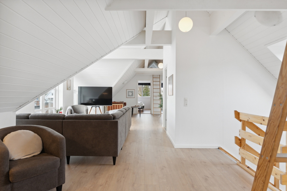 Det er god plass til hygge i feriehusets sofagruppe under oppholdet i luksushus nr. 148