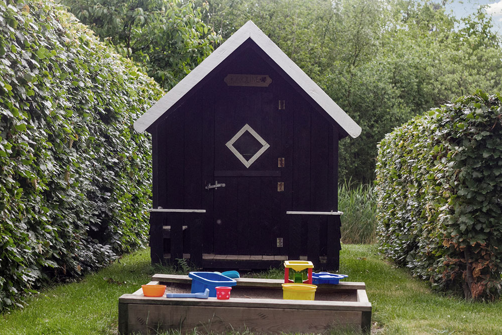 I det attraktive feriehuset nr. 171 i Østjylland finnes det mengder av utendørsaktiviteter, som leketårn og huskestativ.