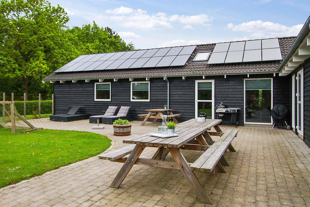 Nyt en grillkveld på terrassen i luksushus nr. 223 i Østjylland