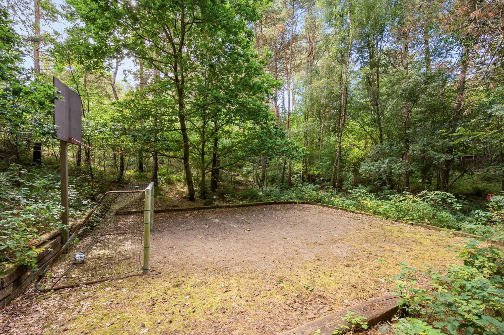 I det attraktive feriehuset nr. 247 i Østjylland finnes det mengder av utendørsaktiviteter, som leketårn og huskestativ.