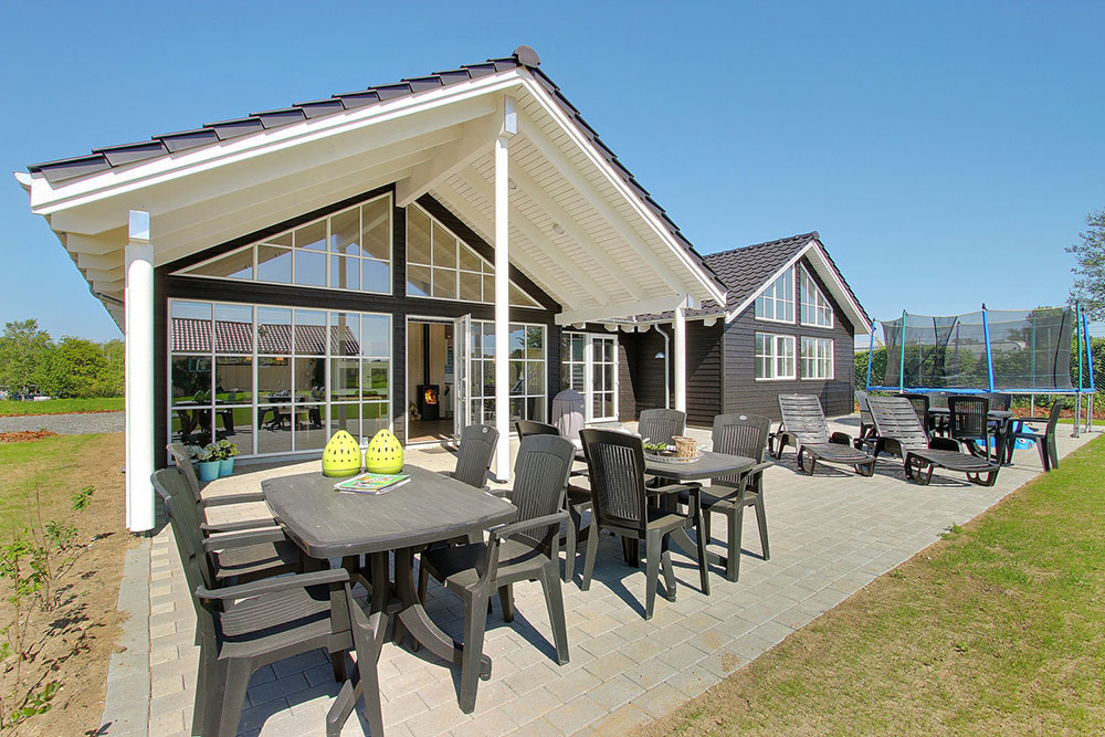 Luksushus nr. 302 har en deilig terrasse med gode hagemøbler til 14 personer.