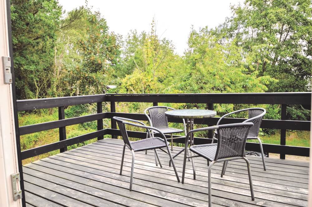 Nyt en grillkveld på terrassen i luksushus nr. 199 i Vestjylland